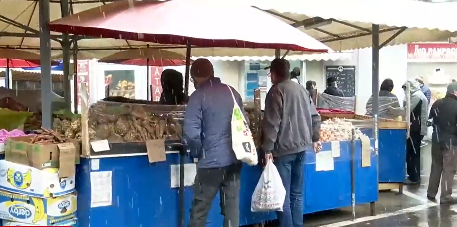 Prima zi cu ninsoare pentru piețarii din Brașov. Proprietarii de restaurante le-au sărit în ajutor cu mâncare caldă