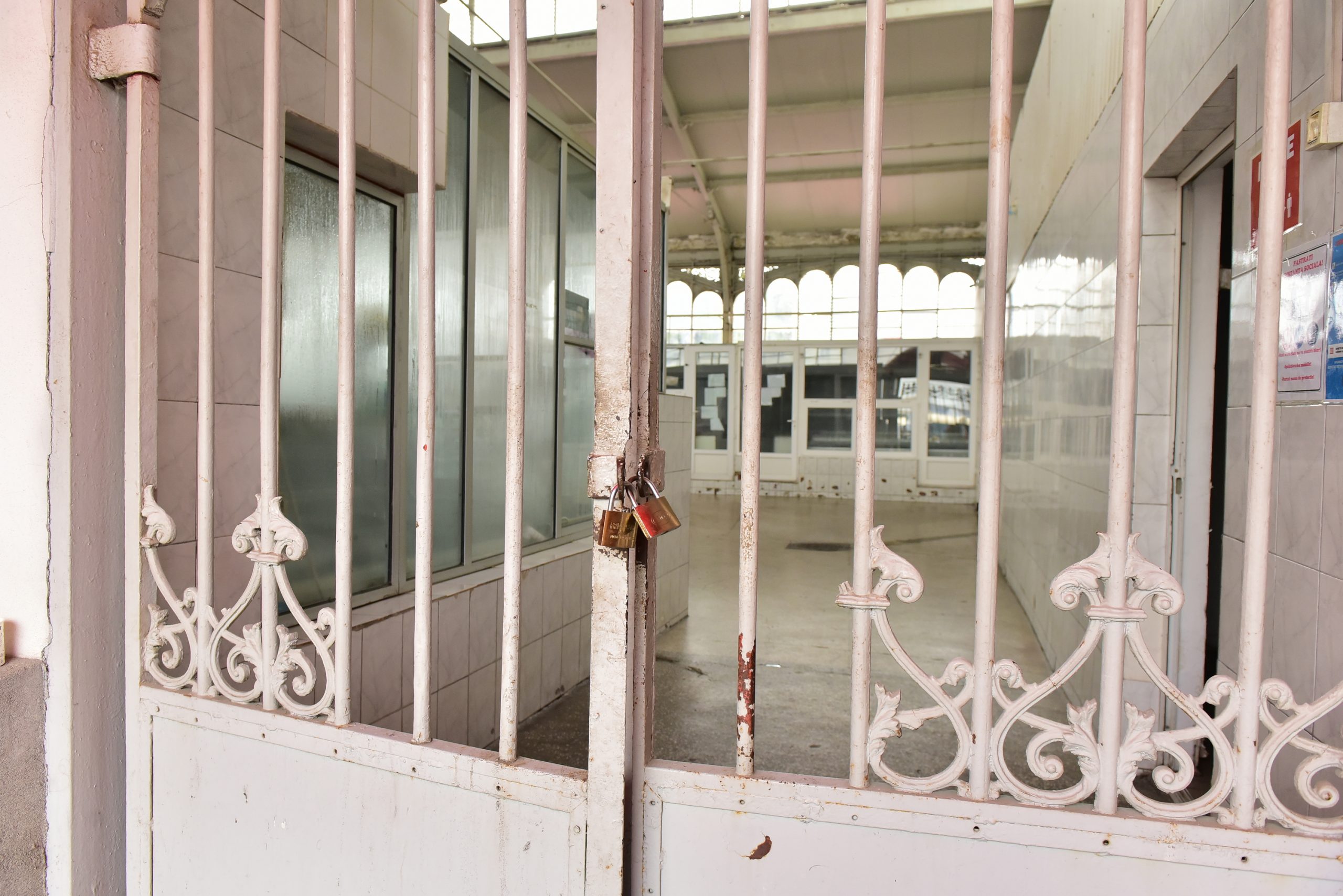 Odiseea piețelor agro-alimentare: Guvernul le vrea închise, Parlamentul le redeschide, dar decizia finală stă în pixul lui Iohannis