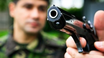 Un adolescent înarmat a fost imobilizat de polițiști într-un magazin de bijuterii din București