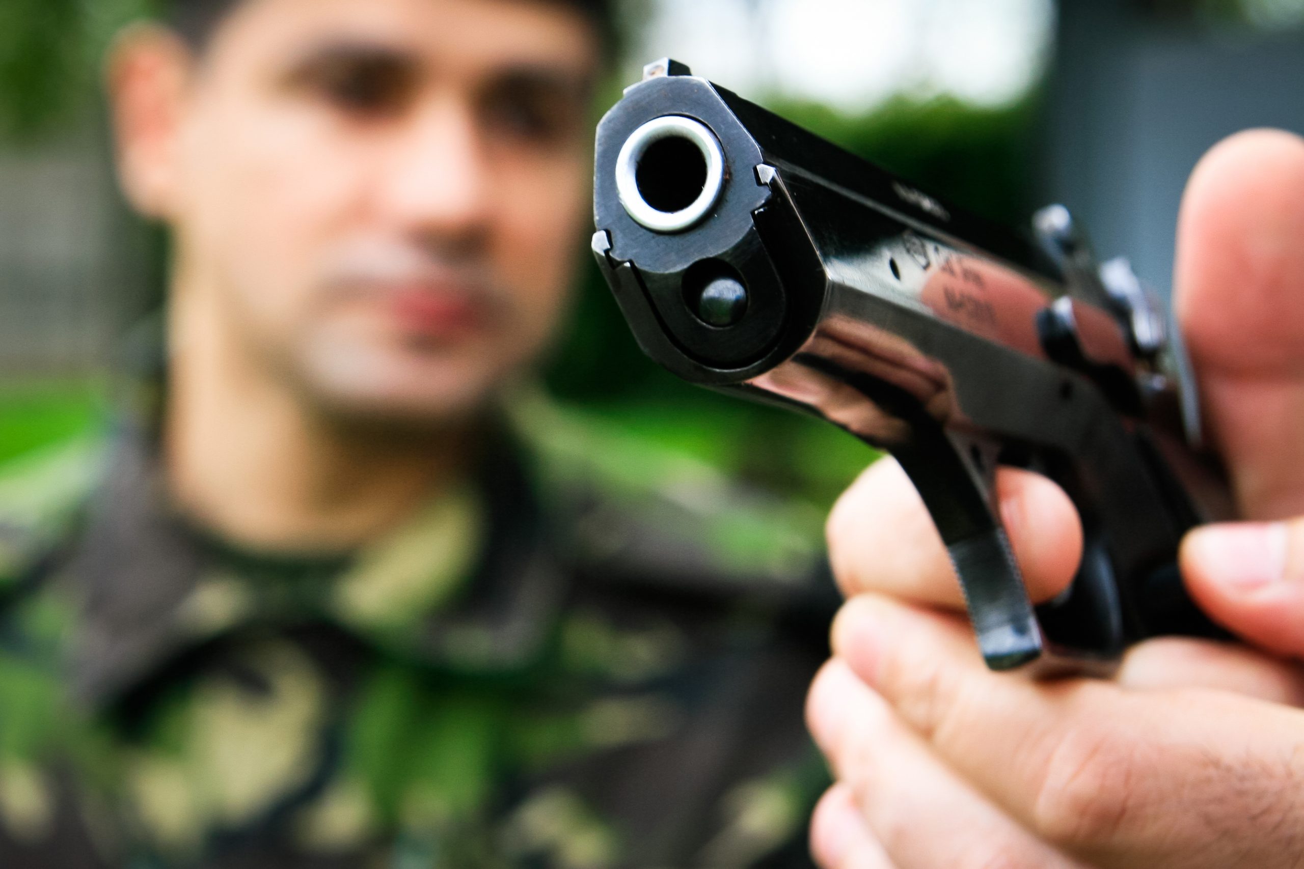 Un adolescent înarmat a fost imobilizat de polițiști într-un magazin de bijuterii din București