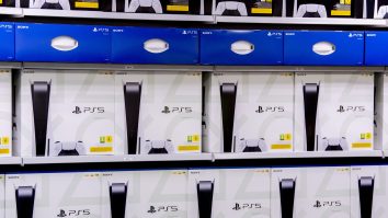 PlayStation te poate îmbogăți. Cât a strâns un american care a cumpărat peste 200 de console PS5 și le-a revândut