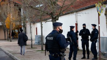 Un bărbat înarmat cu o macetă a provocat panică în Paris, la o stație de metrou