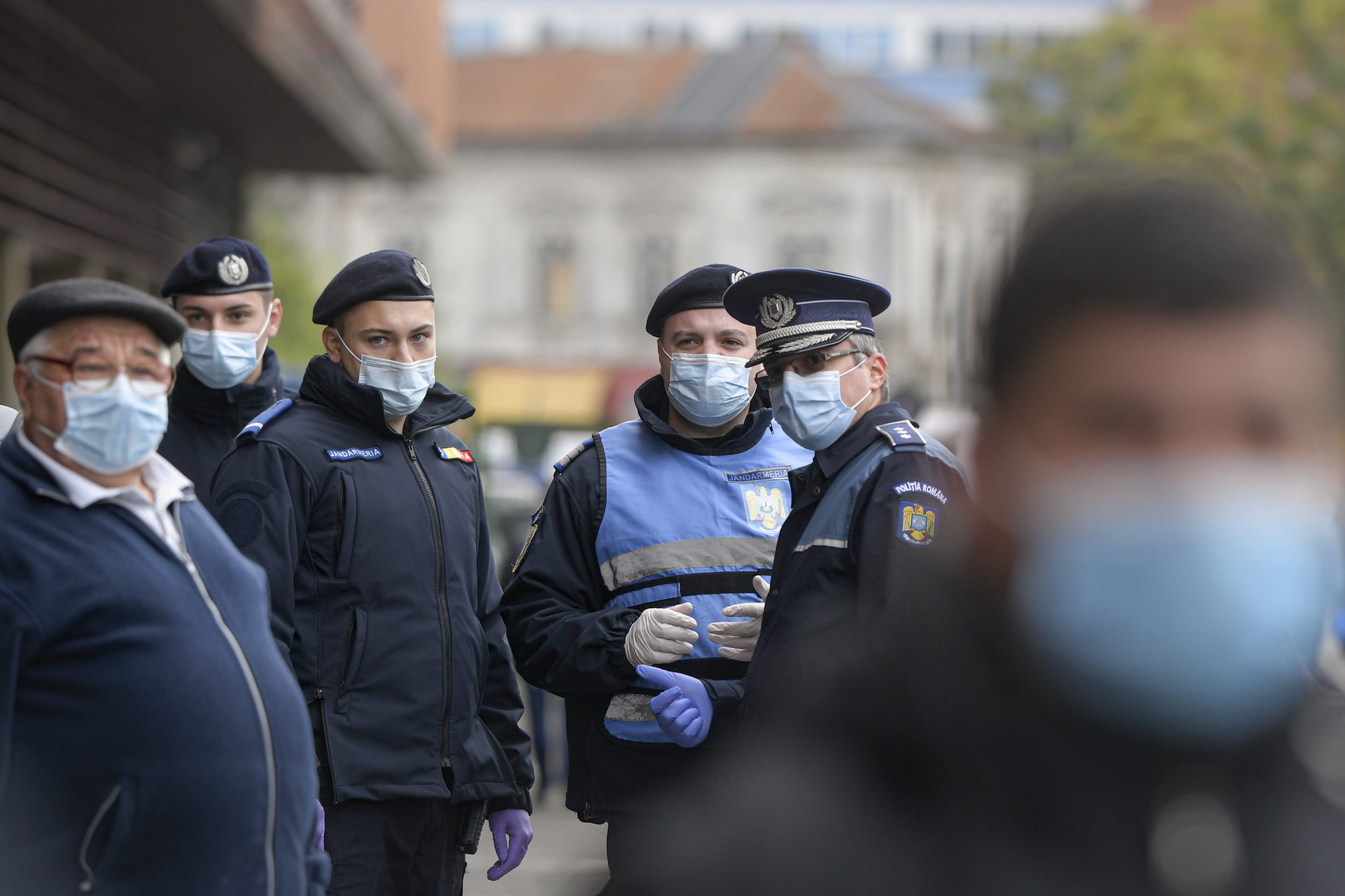 Percheziţii la locuinţele mai multor persoane, dosar de camătă şi şantaj