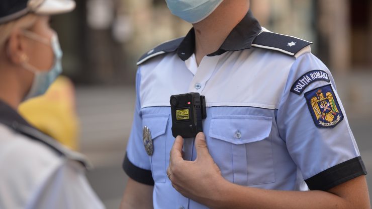 Un polițist a sărit pe o mașină aflată în mișcare pentru că șoferul nu a oprit. Scena, desprinsă parcă din film. VIDEO