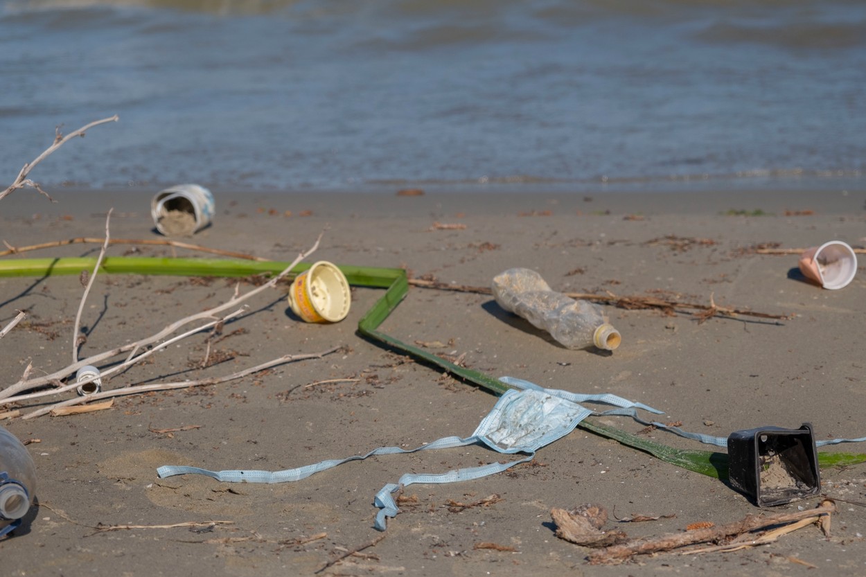 România întârzie adoptarea directivei anti-plastic a Uniunii Europene