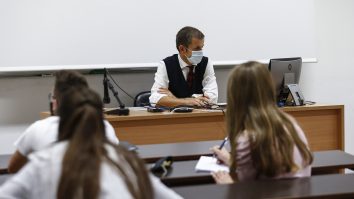 Guvernul a atacat la CCR legea care prevede stimulentele de COVID acordat profesorilor