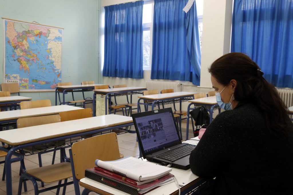 1 din 5 profesori din România știe să predea online.