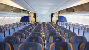 Lufthansa îți permite să rezervi un rând întreg de scaune ca să dormi la clasa economic. Cât te costă biletul