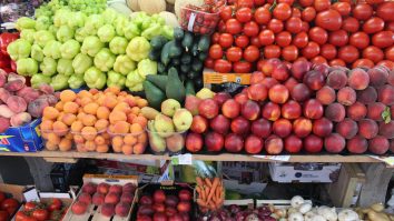 Loviți de noile restricții. Ce se alege de producătorii locali dacă se închid piețele