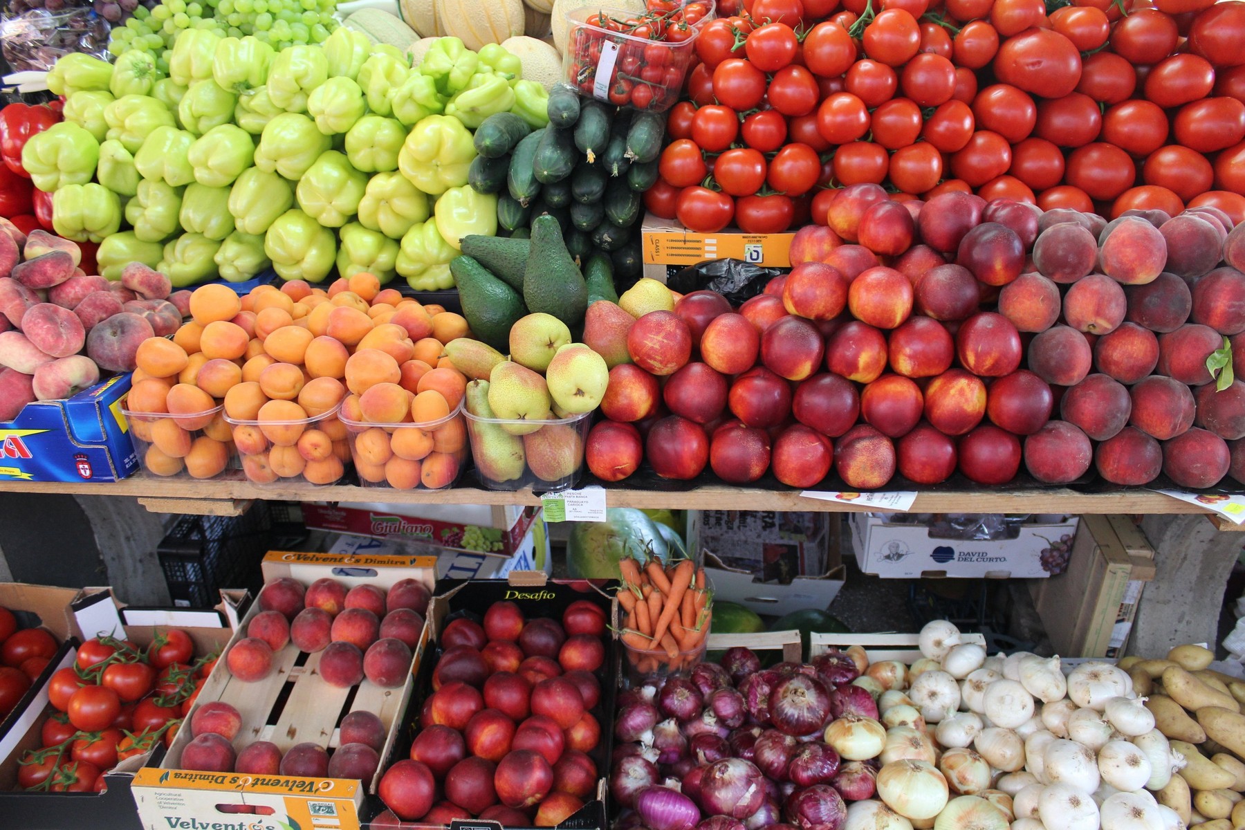 Loviți de noile restricții. Ce se alege de producătorii locali dacă se închid piețele