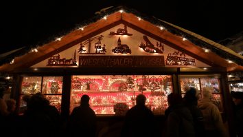 Târg de Crăciun drive-thru, soluţia aleasă de un orășel bavarez pentru a nu anula petrecerea de iarnă