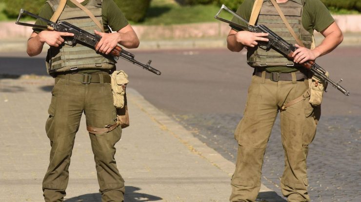 Atac cu un topor și pistol într-o unitate militară din Rusia. Trei soldați au fost uciși de un coleg