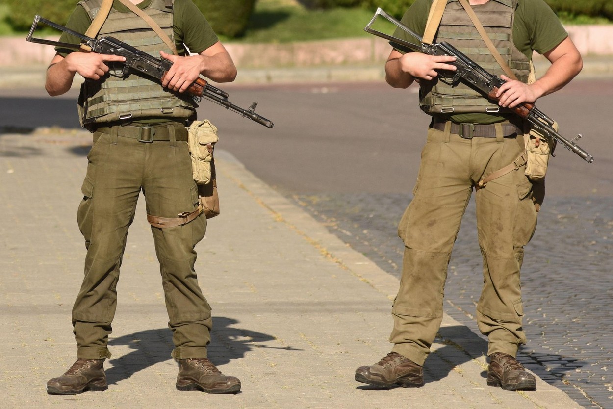 Atac cu un topor și pistol într-o unitate militară din Rusia. Trei soldați au fost uciși de un coleg