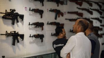 Un fost oficial rus a cumpărat pachetul majoritar de acţiuni al companie de arme Kalaşnikov