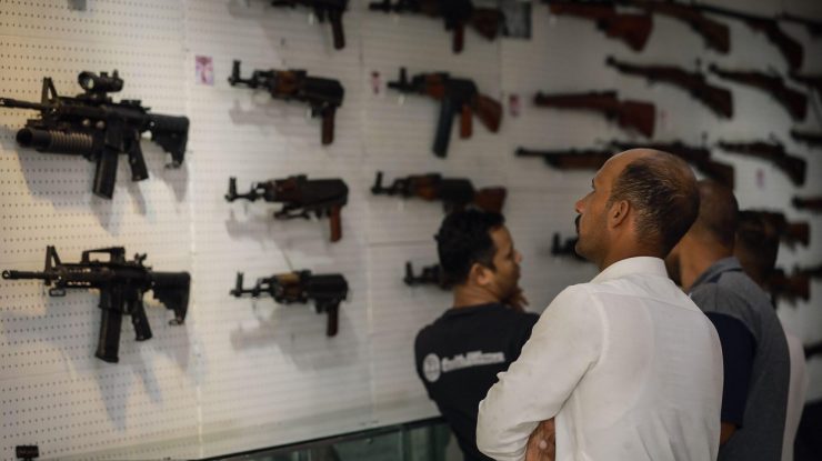 Un fost oficial rus a cumpărat pachetul majoritar de acţiuni al companie de arme Kalaşnikov