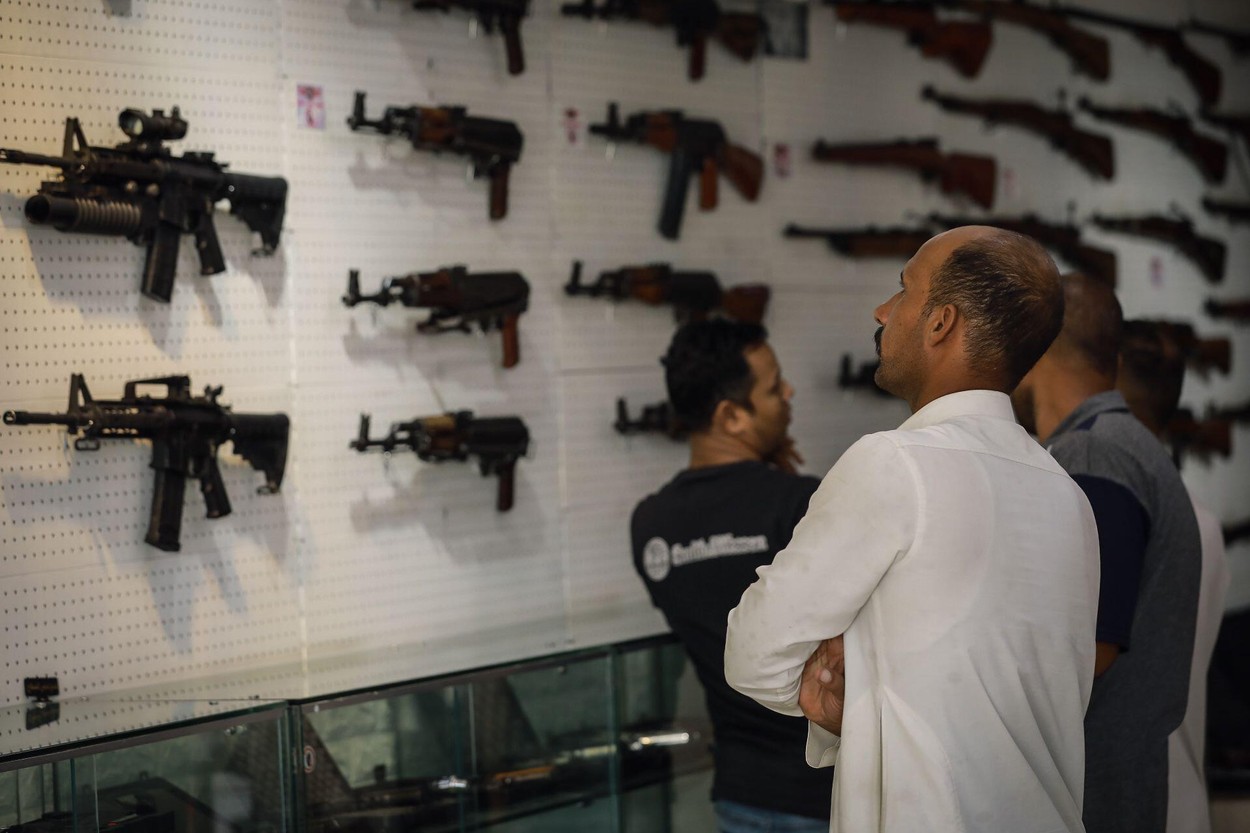 Un fost oficial rus a cumpărat pachetul majoritar de acţiuni al companie de arme Kalaşnikov