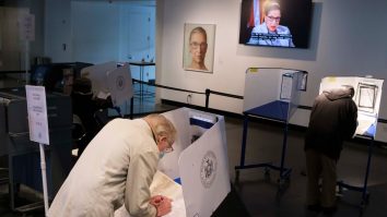 Curtea Supremă, jucător în alegerile SUA. Trump și echipa lui bifează o primă reușită