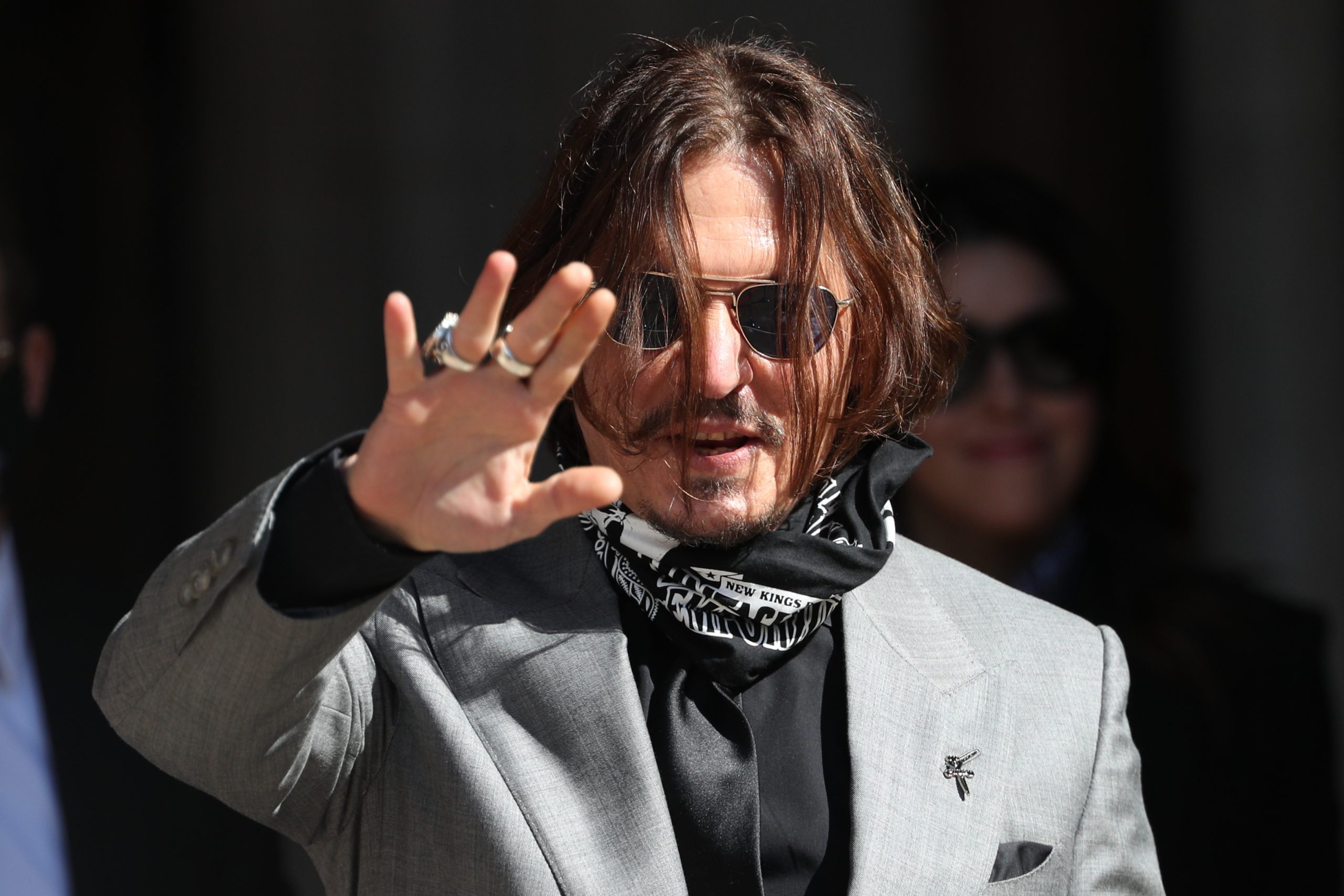 Johnny Depp a pierdut procesul împotriva tabloidului The Sun, care l-a acuzat că și-a bătut soția
