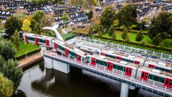 FOTO. La un pas de tragedie. Un metrou deraiat a fost salvat de la prăbușire de… o balenă