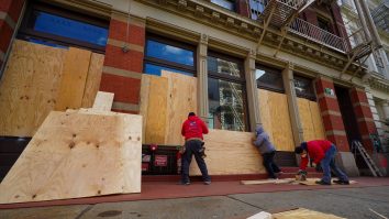 Record de vânzări de arme în SUA, în luna de dinaintea alegerilor. Marile magazine și-au baricadat vitrinele