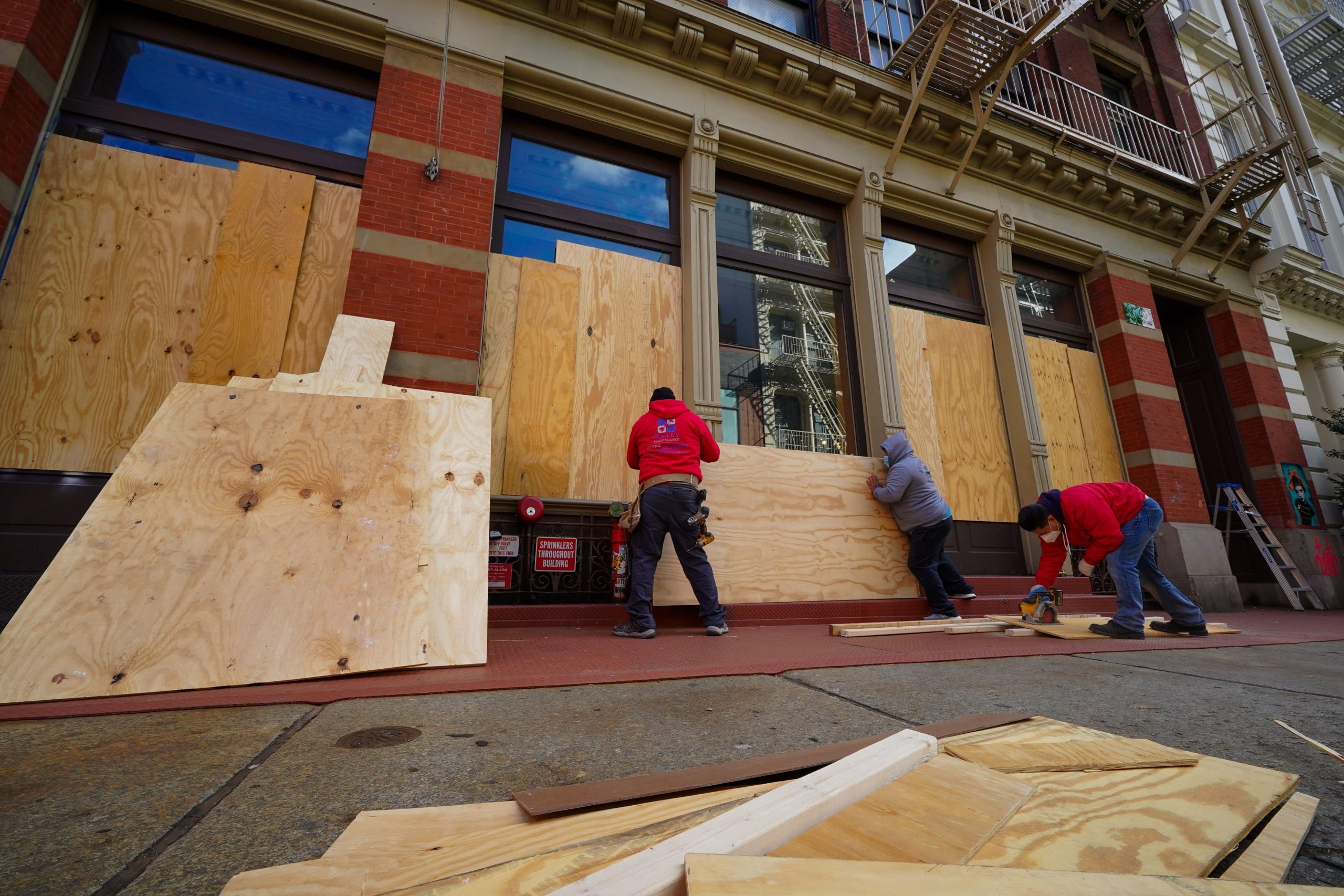 Record de vânzări de arme în SUA, în luna de dinaintea alegerilor. Marile magazine și-au baricadat vitrinele