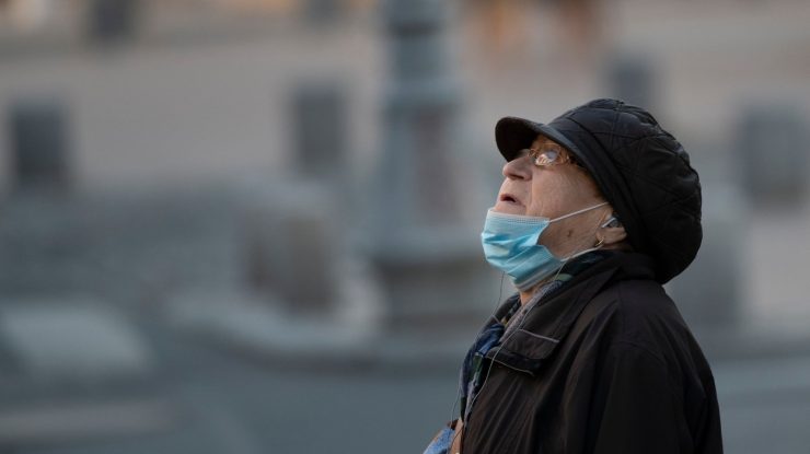 Un virusulog italian ne spune cât timp vom trăi cu Sars-Cov-2: „Orice efort va fi inutil”