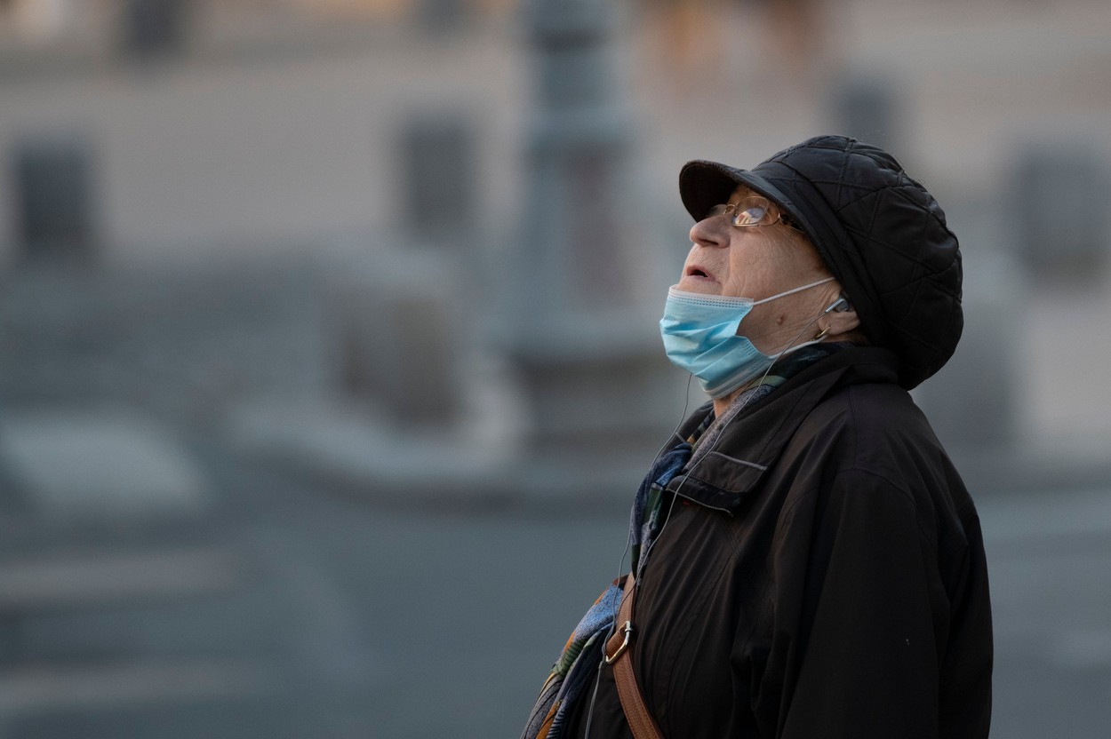 Un virusulog italian ne spune cât timp vom trăi cu Sars-Cov-2: „Orice efort va fi inutil”