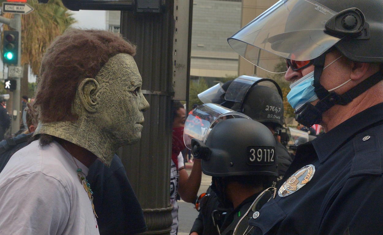 Poliția din Los Angeles a reținut un bărbat care a amenințat că va porni un masacru dacă Biden câștigă