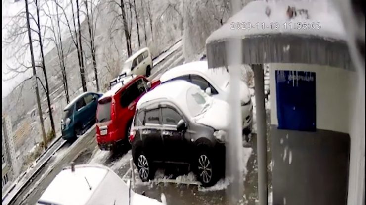 VIDEO. Ploaia înghețată a făcut prăpăd în regiunea Primorie din Siberia de est. Momentul în care o placă de beton cade peste o mașină, iar șoferul scapă