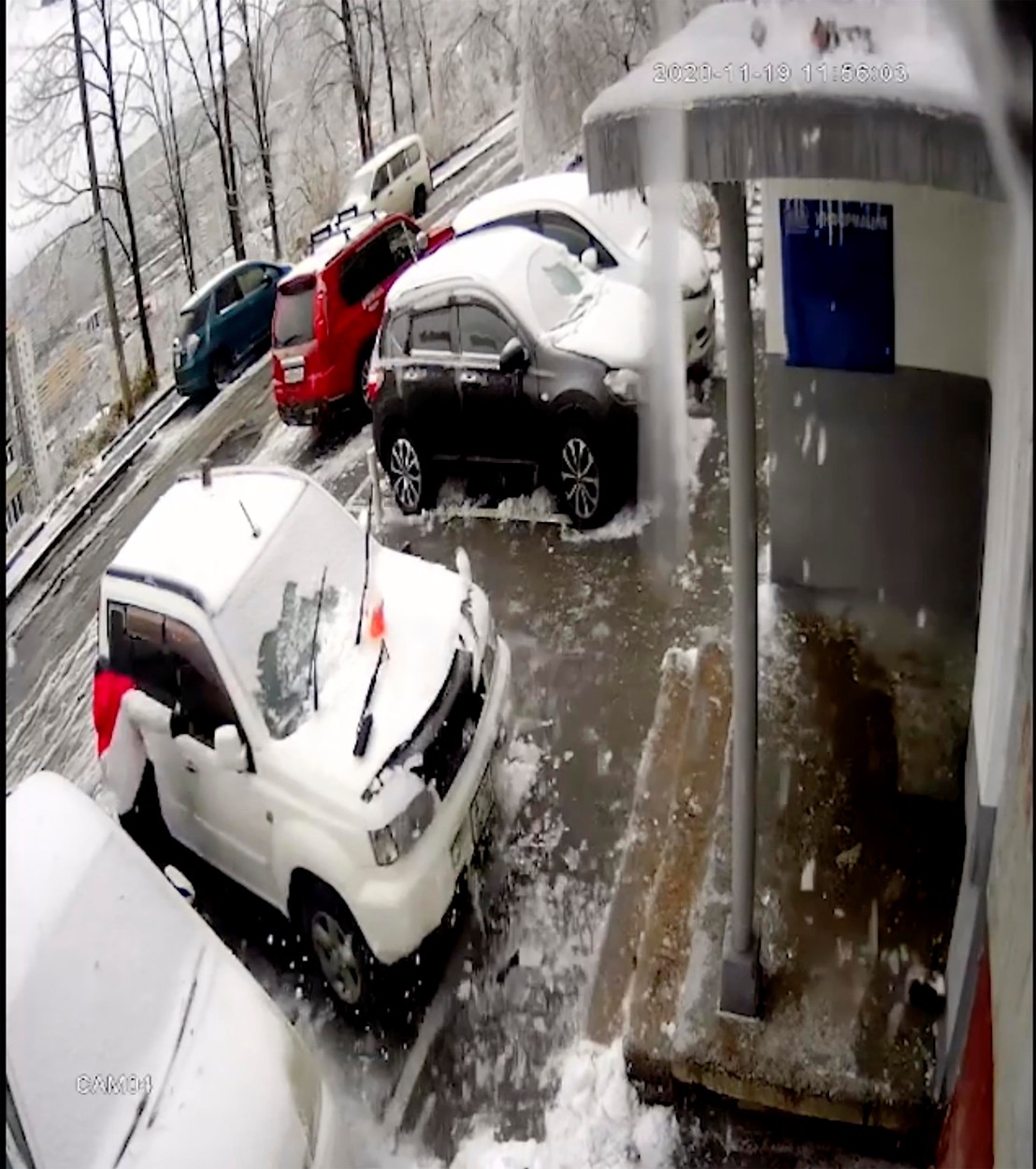 VIDEO. Ploaia înghețată a făcut prăpăd în regiunea Primorie din Siberia de est. Momentul în care o placă de beton cade peste o mașină, iar șoferul scapă