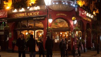 Carantina din Anglia se termină: Magazinele, sălile de sport și frizeriile se redeschid. Fanii vor avea acces pe stadioane