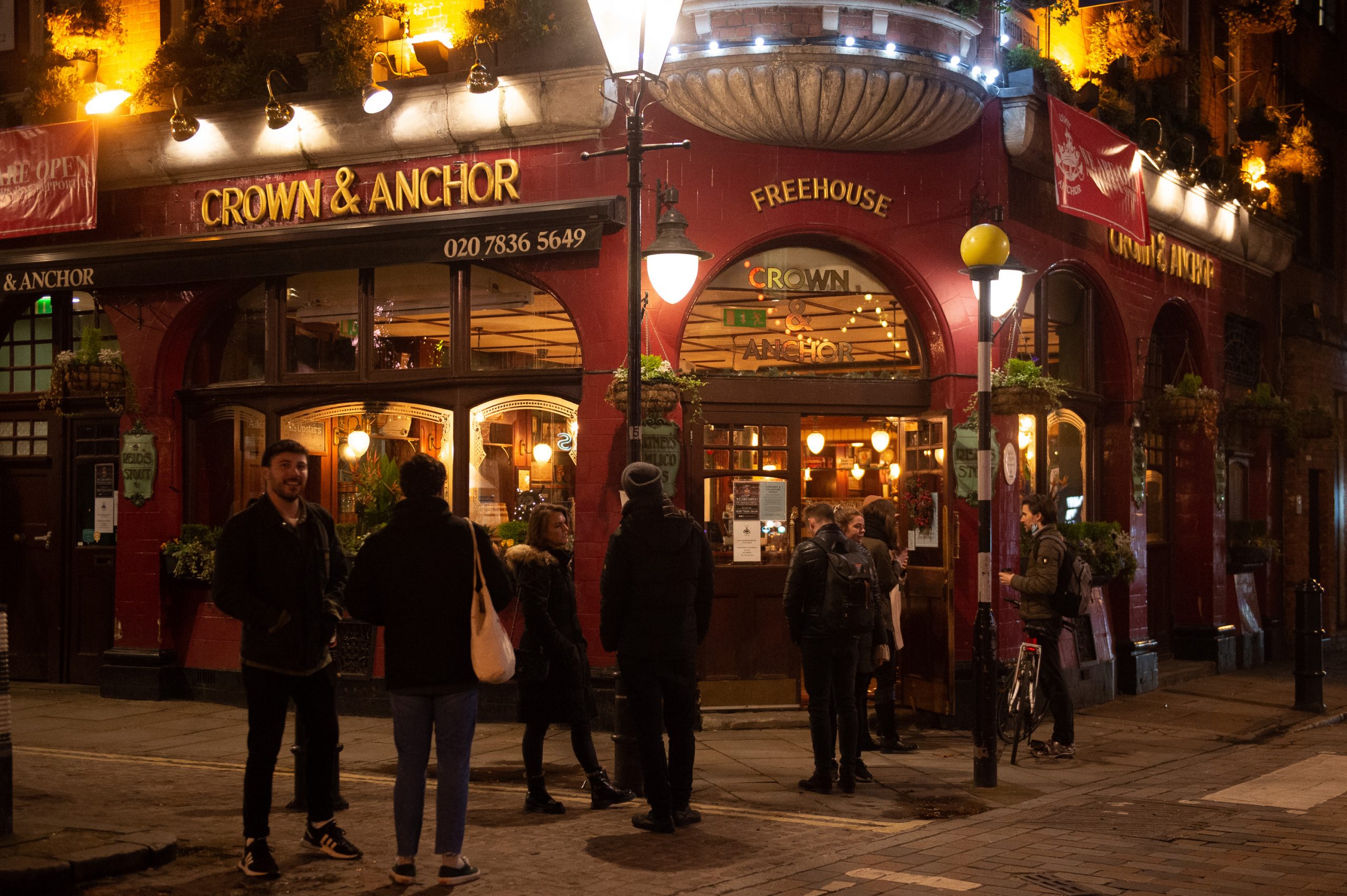 Carantina din Anglia se termină: Magazinele, sălile de sport și frizeriile se redeschid. Fanii vor avea acces pe stadioane