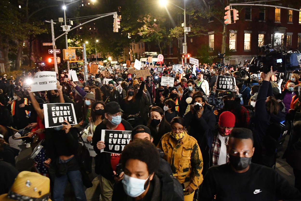 ”Numărați fiecare vot!” Americanii au protestat în stradă în mai multe orașe. Arestări în New York