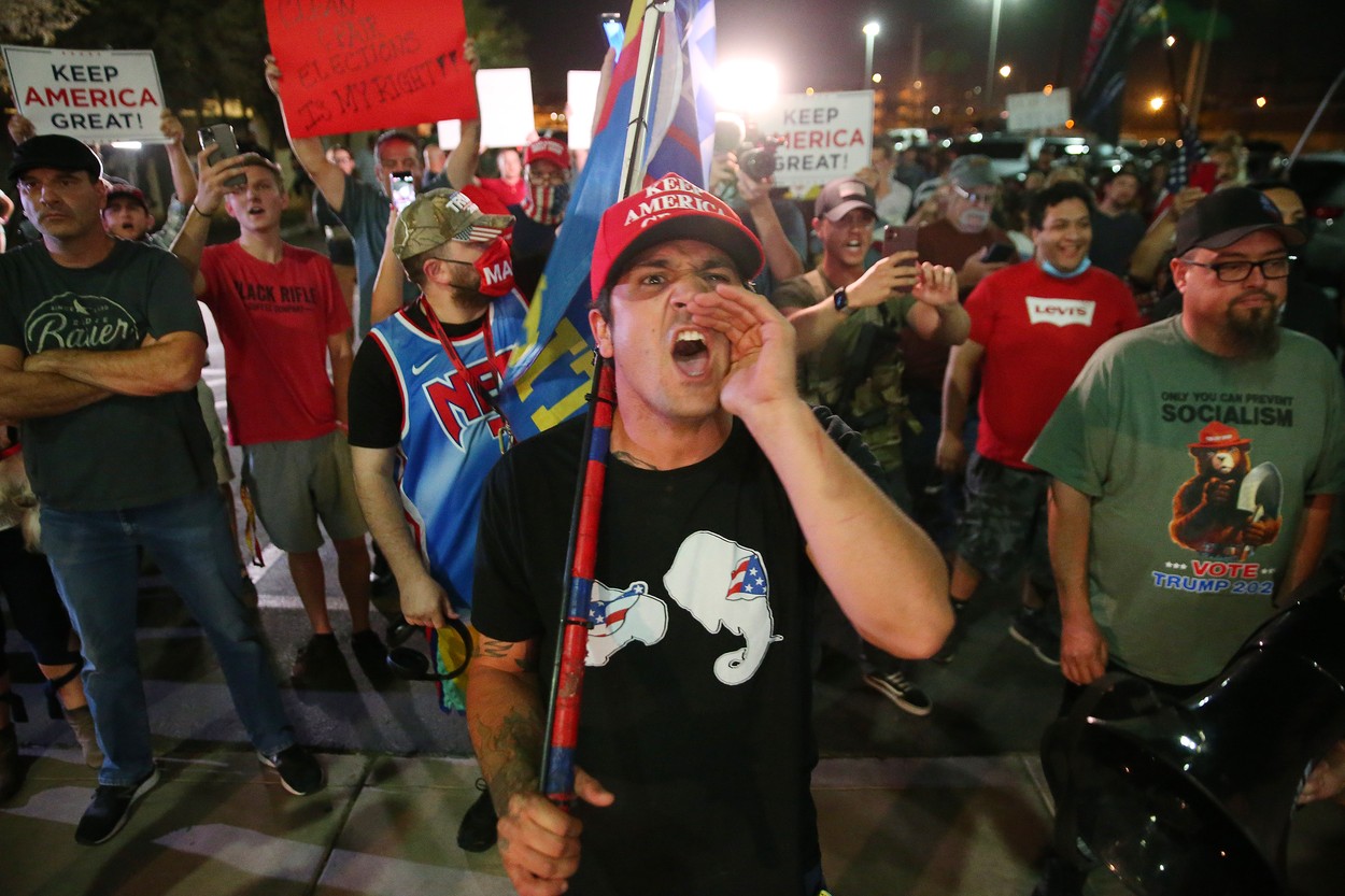 Protest al fanilor lui Trump în fața unei secții din Arizona. Presa locală susține că unii sunt înarmați