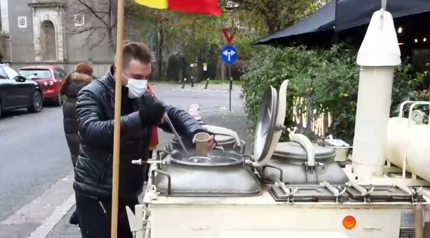 Protest culinar. Un antreprenor și-a scos bucătăria în stradă: „Este o luptă pentru supraviețurie”