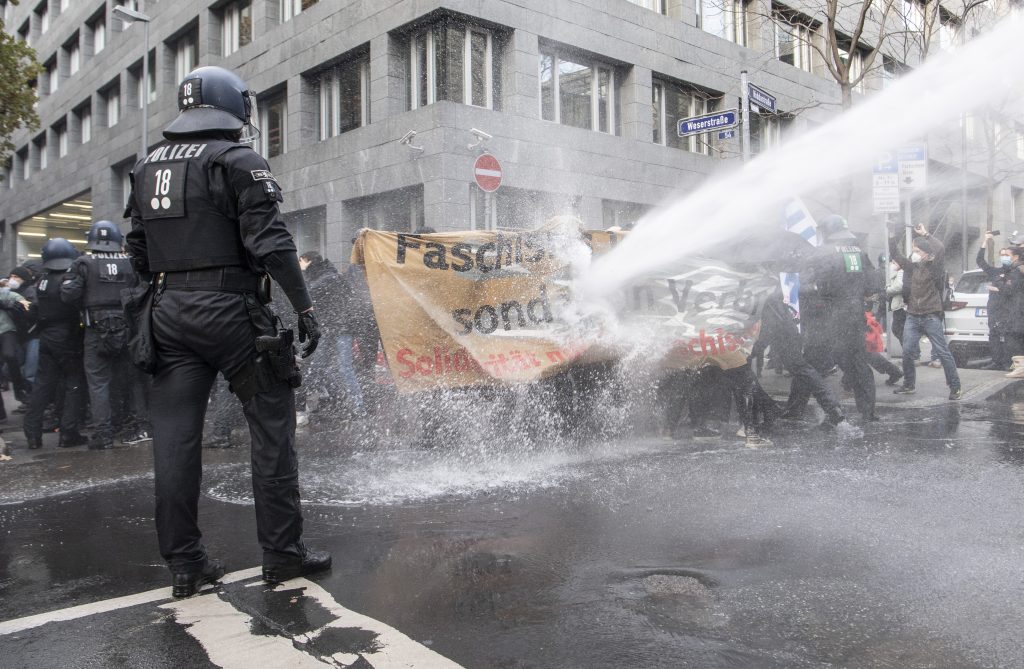 Mii de persoane protestează la Frankfurt. Poliţia a folosit tunuri cu apă