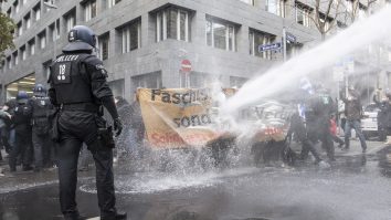 Mii de persoane protestează la Frankfurt. Poliţia a folosit tunuri cu apă
