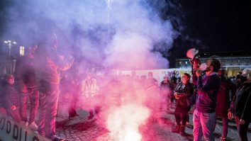 Noile restricții i-au scos în stradă. Mii de oameni au protestat aseară pe străzile din Napoli