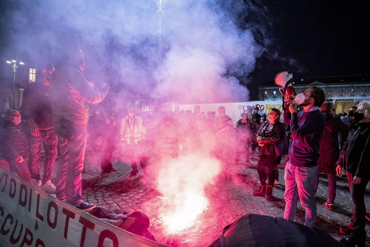 Noile restricții i-au scos în stradă. Mii de oameni au protestat aseară pe străzile din Napoli