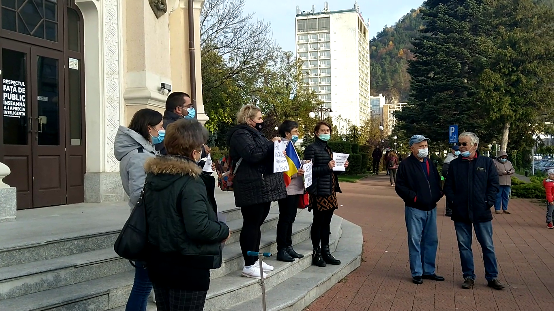 ”Criminalilor!” Protest la Piatra Neamț. Câțiva zeci de oameni cer pedepsirea celor vinovați de tragedia de la ATI. VIDEO