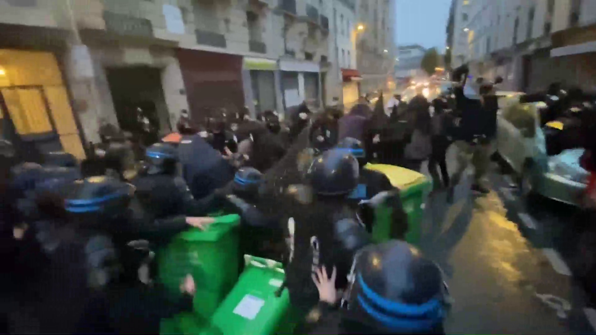 Sute de profesori francezi au protestat ieri din cauza restricțiilor COVID-19 prea slabe în școli. Se simt vulnerabili când sunt la ore