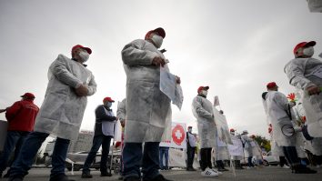 Zeci de angajați din sistemul sanitar au ieșit în Piața Victoriei: “În ţara măsurilor improvizate, nu suntem noi vinovaţi pentru toate!”