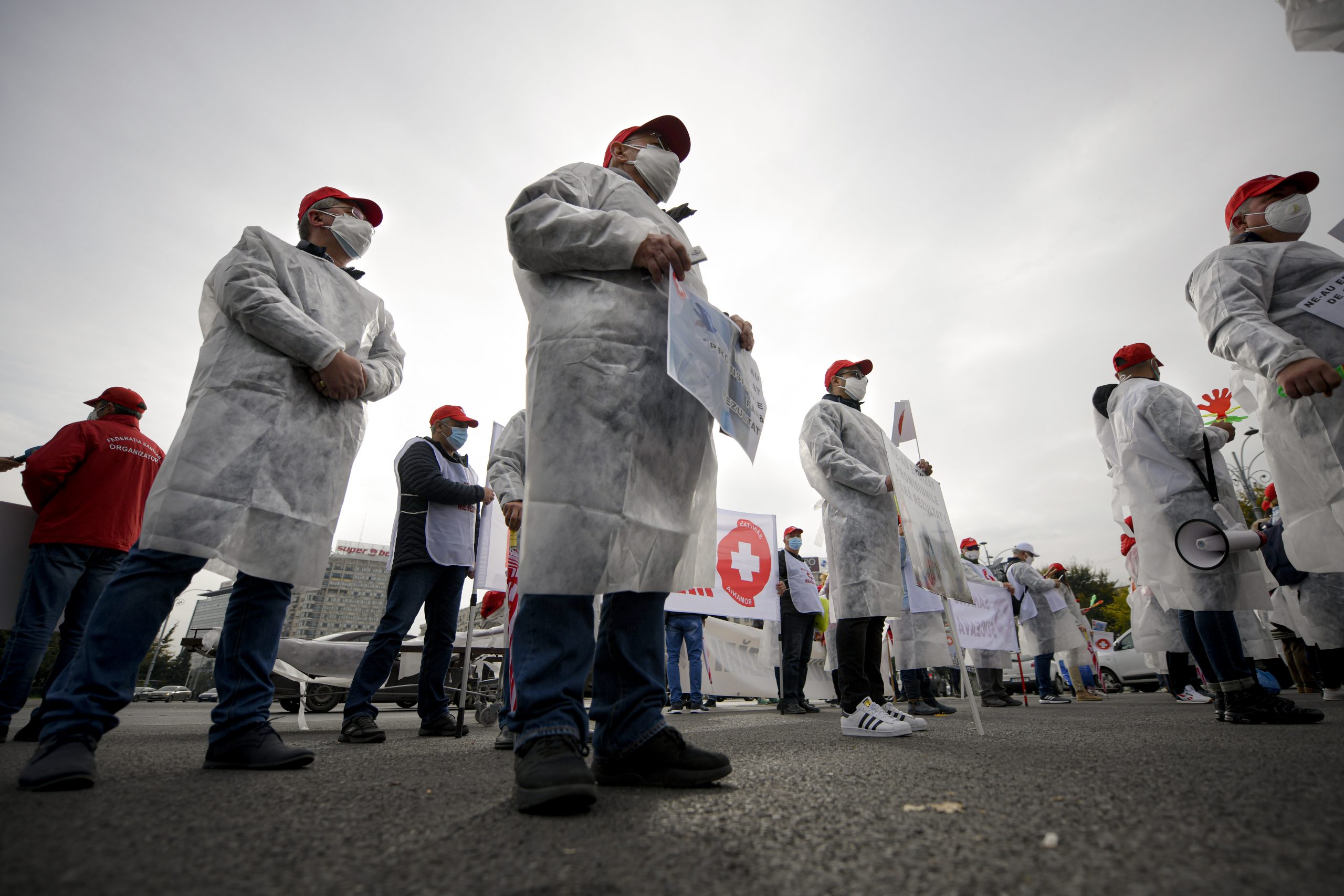 Zeci de angajați din sistemul sanitar au ieșit în Piața Victoriei: “În ţara măsurilor improvizate, nu suntem noi vinovaţi pentru toate!”