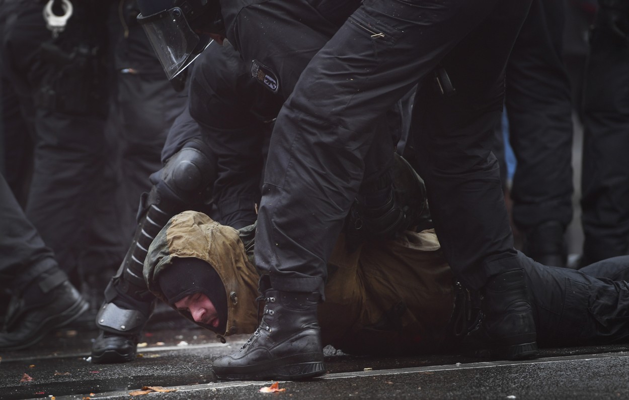 Restricțiile dure impuse de guvernul Merkel scot mii de oameni în stradă. Protestele violente s-au lăsat cu arestări