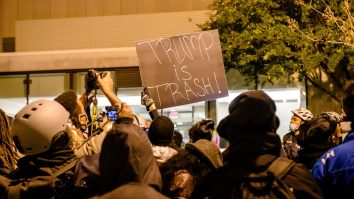 Violențe în SUA între manifestanții pro și anti-Trump. Un bărbat a fost înjunghiat, iar 20 de persoane au fost arestate