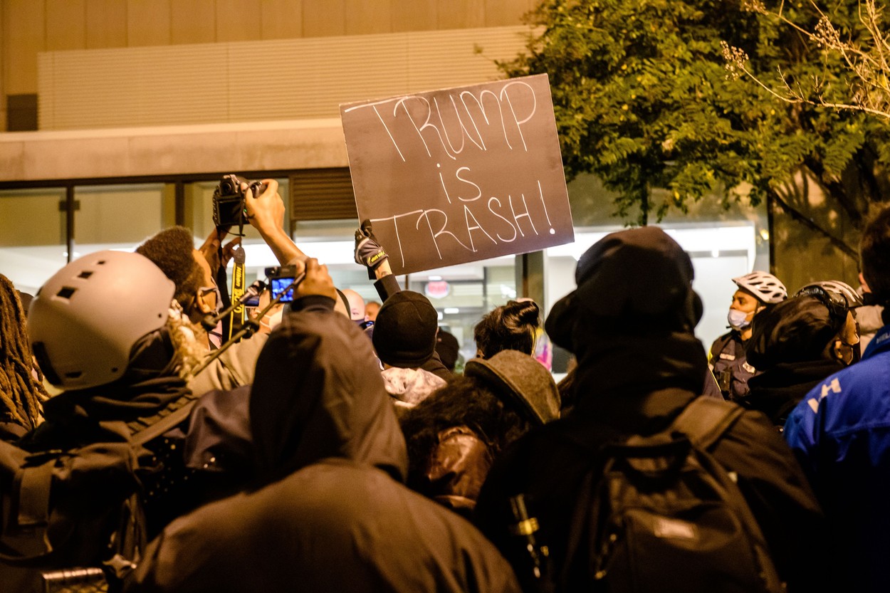 Violențe în SUA între manifestanții pro și anti-Trump. Un bărbat a fost înjunghiat și 20 de persoane au fost arestate