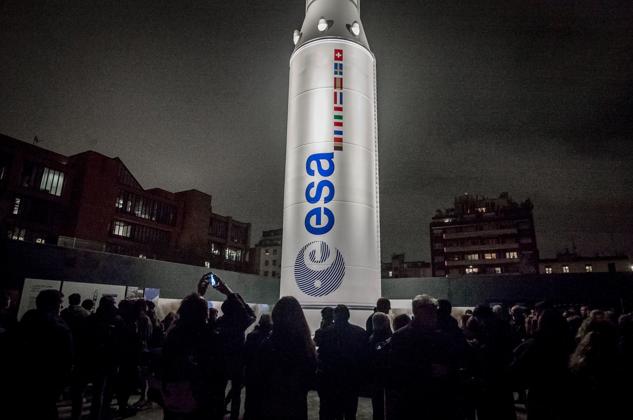 Doi sateliţi au fost distruşi din cauza unor cabluri. Pierderile se ridică la ordinul sutelor de milioane de euro