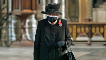 Regina Elisabeta a II-a a purtat pentru prima dată o mască de protecție în public