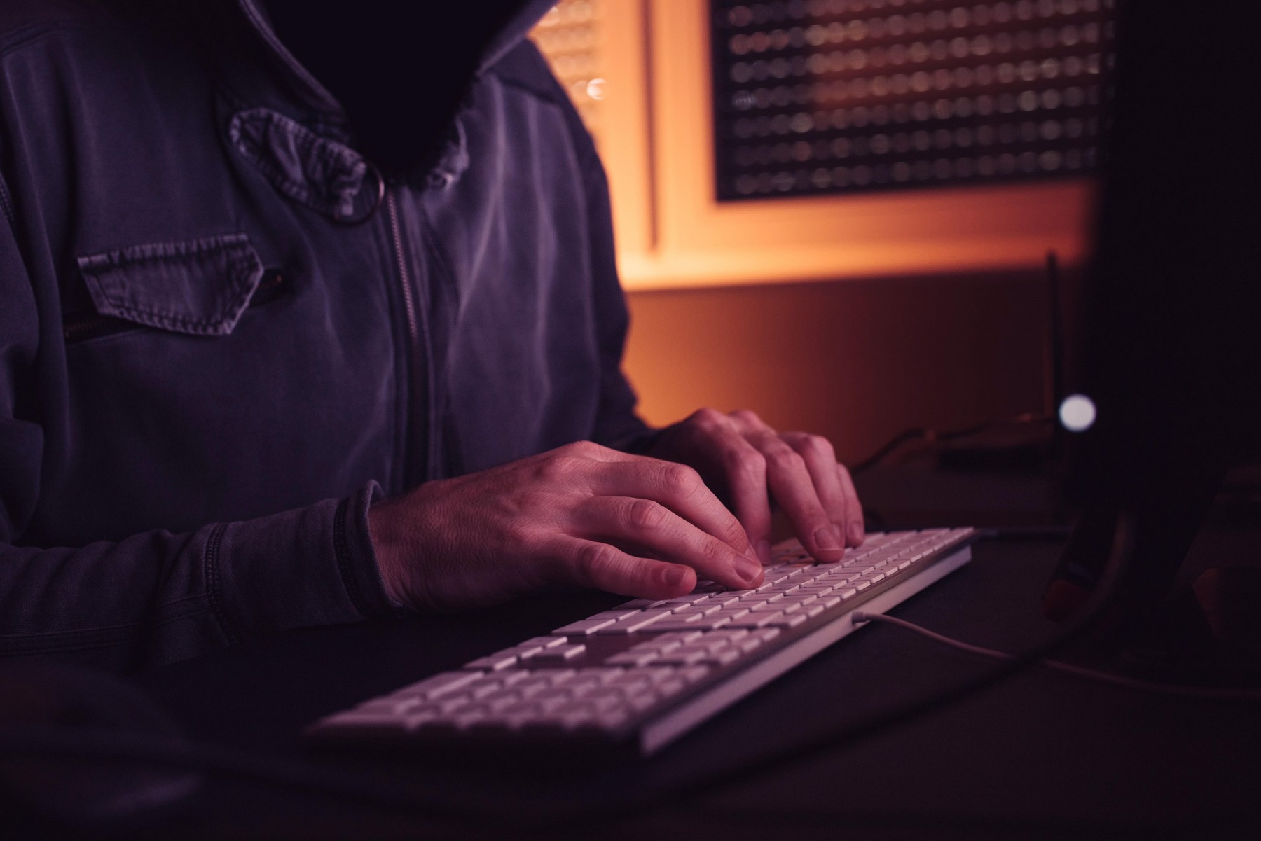 Revenge porn nu este incriminat în România. Proiectul de completare a Codului Penal a trecut de Senat, dar zace în sertar