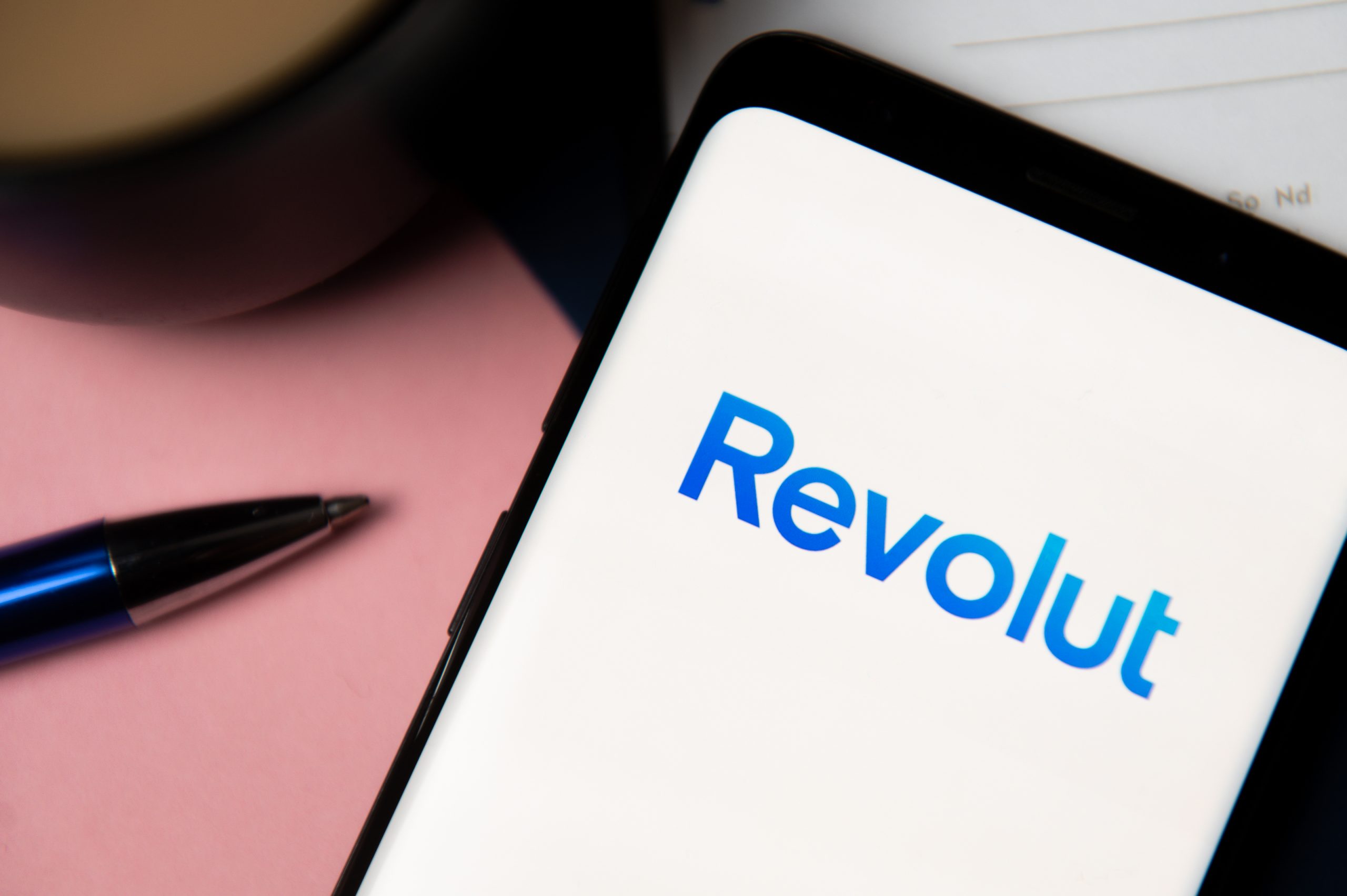 Condiții mai stricte și comisioane mai mari, impuse de Revolut